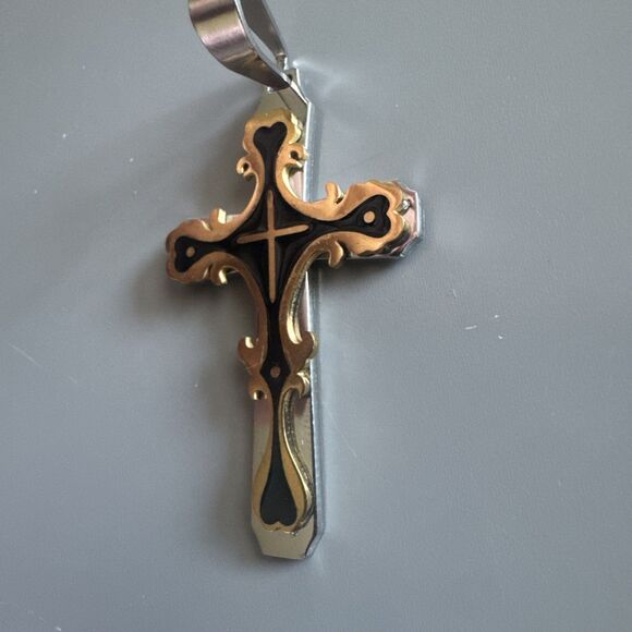 Vintage Silver / Black Tone Graphic Design Cross Pendant 24 Inch Chain Necklace - Picture 2 of 6